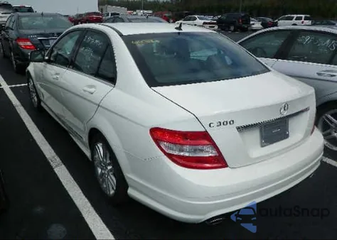 2009 Mercedes-Benz C300 z USA, uszkodzony, nr VIN WDDGF54X69R061899